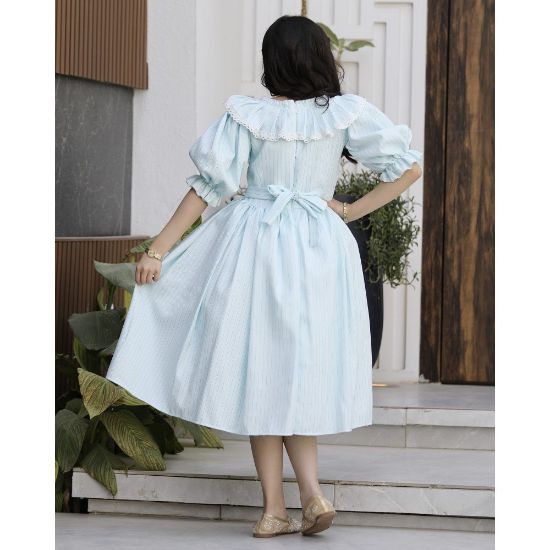 صورة فستان بناتي مقلم بياقة كشكشة انسيابية | ألوان (سماوي، لحمي) - 1143